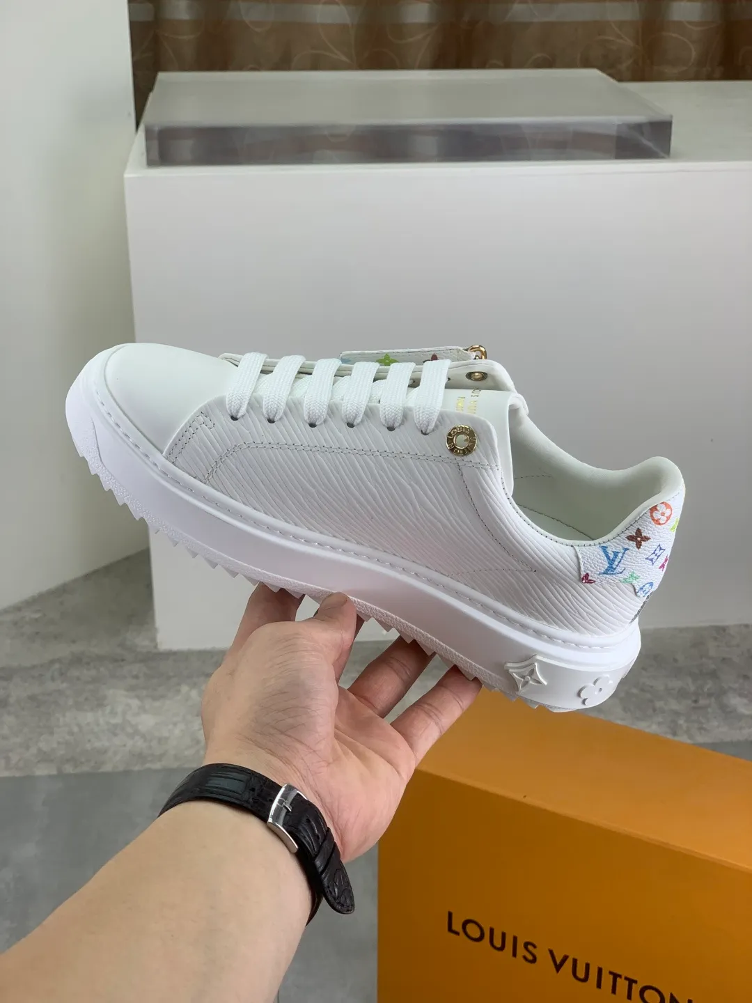 Men's men's shoes 💰P700 New 💶 Top version [LOUIS VUITTON] Couple 🧑‍🤝‍🧑 Craft style series (original order) New 🍀LV Louis Vuitton - top version LV classic high-top trendy shoes! Made of imported original craft calfskin, original breathable lining, and original wear-resistant, lightweight, high-end TPU outsole! High quality products! A variety of colors are available, code numbers: female 35-39, male 39-44 (female 40, male 45 customized)